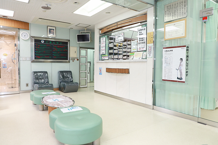 医療法人 峯崎内科クリニック 北九州市八幡東区 明かりが差し込む待合室。広い空間でゆったりと過ごせる