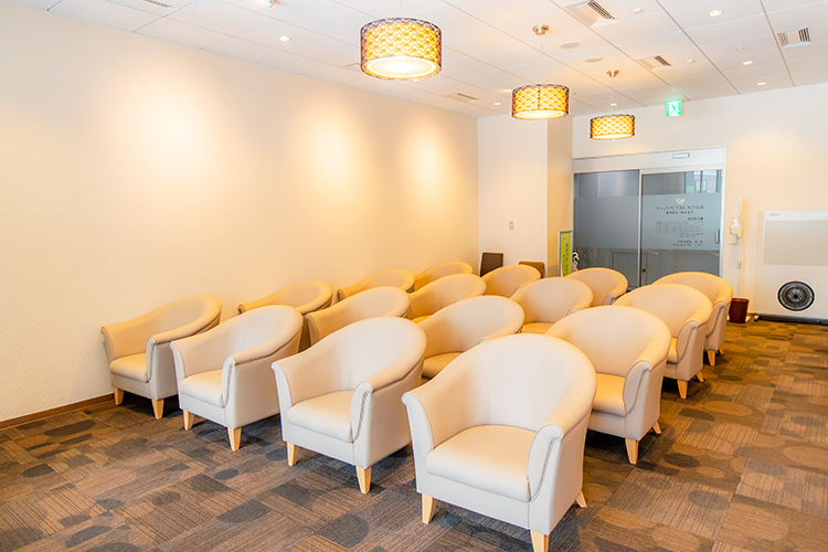 あかつきARTクリニック 鹿児島市 ホテルのロビーのような待合室からは駅前の景色が見える