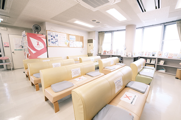 かんの産婦人科クリニック 取手市 広々とした待合室