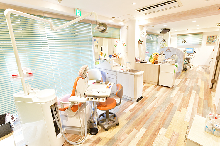 府中けやき通り矯正歯科 府中市 広々とした診療室には、大きな鏡のあるトリートメントスペースも