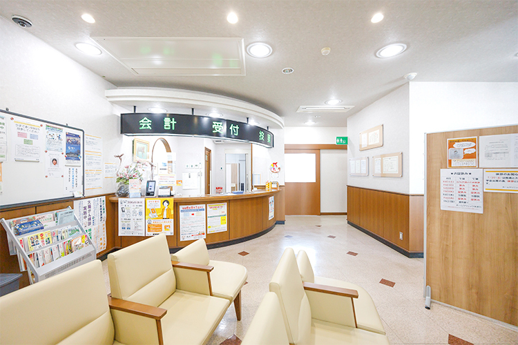 ホームクリニックみまた 北諸県郡三股町 天井が高く居心地のいい待合室。椅子席と小上がりの畳の間がある