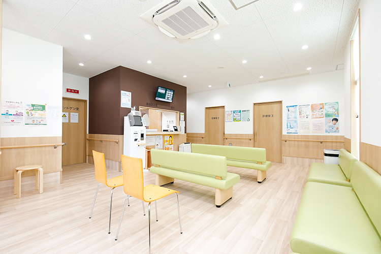 川越あさひクリニック 川越市 光が差し込む待合室。パステルカラーで優しい雰囲気