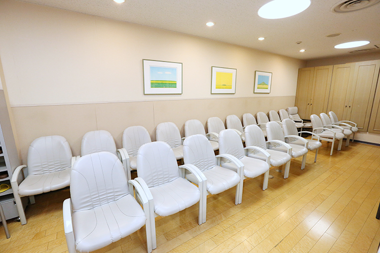 橋本膠原病リウマチクリニック 大阪市中央区 広々とした待合室には絵がたくさん飾られている