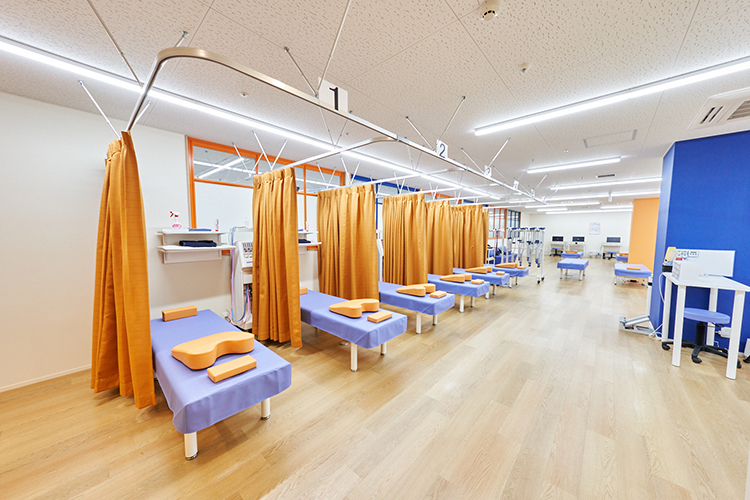 十日市場整形外科内科リハビリテーションクリニック 横浜市緑区 広々としたリハビリテーション室