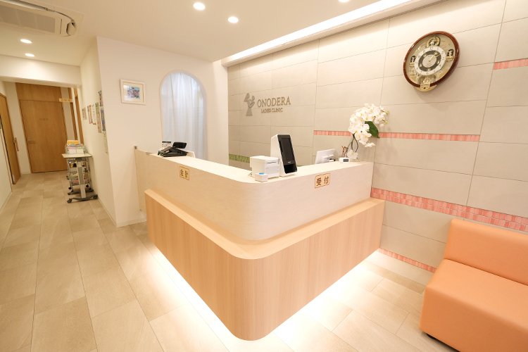 小野寺産婦人科 千葉市中央区 温かい色味の新しく清潔な院内