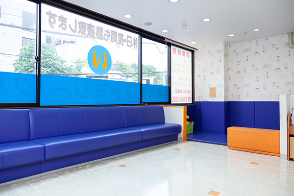 学芸大学ファミリークリニック 目黒区 オレンジとブルーで統一された、爽やかな雰囲気の待合室