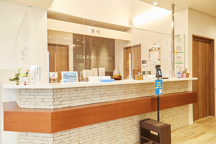 おだふれあいクリニック 富山市 入り口を入ると正面に受付。左手には広い待合スペースがある