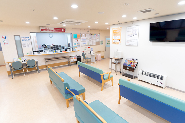 鳥居クリニック 春日井市 待合室。たくさんのスタッフが連携し、最善の治療をめざす