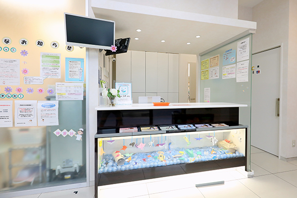 耳鼻咽喉科・小児科せんちゅうクリニック 豊中市 季節をモチーフにした飾りつけがある楽しい雰囲気の受付