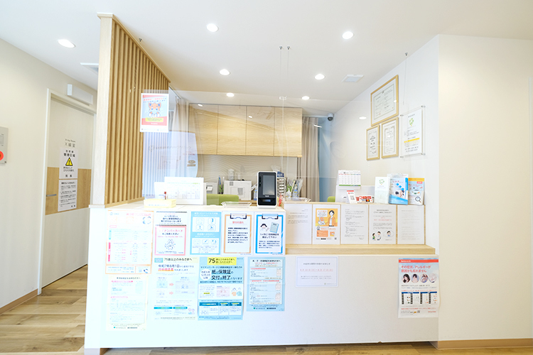 中野新橋内科クリニック 中野区 受付スタッフが笑顔で優しく迎える