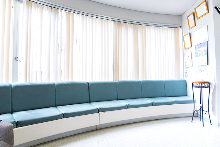 光葉歯科クリニック 鹿児島市 口の健康などに関する冊子が並ぶ待合室