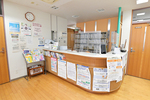 林診療所 大阪市平野区 受付には感染症対策のため飛沫感染防止のパネルを設置