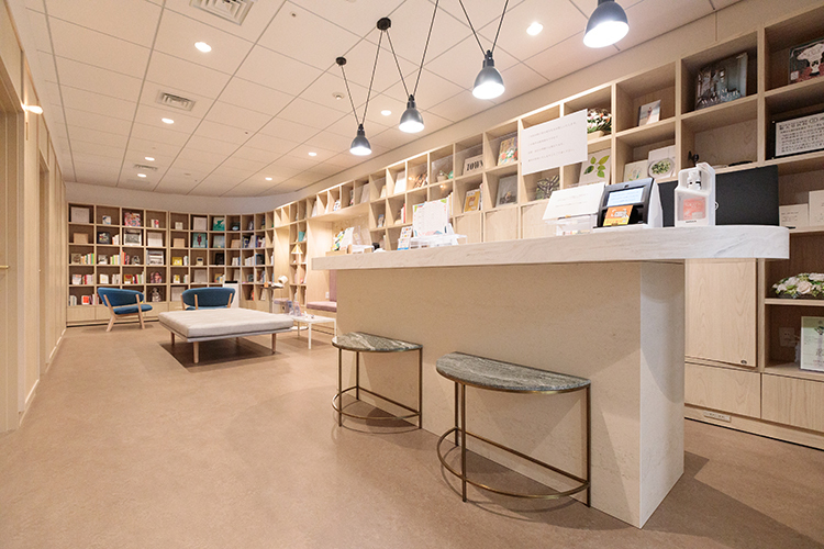 フィーカ レディースクリニック 中央区 受付には飛沫感染防止パネルを設置。ゆとりのある空間で密を回避