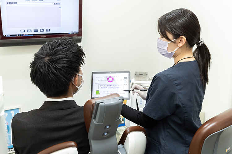 中野歯科医院 桑名市 タブレットを使い視覚的にもわかりやすい説明を行う