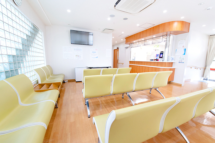 虎溪医院 草加市 待合室は広々としておりバリアフリーとなっている
