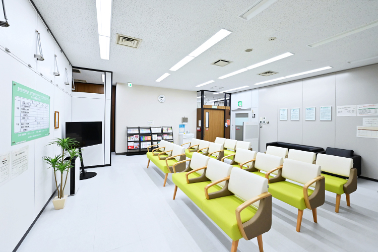 たけだ膠原病リウマチクリニック 京都市下京区 広々としておりゆったりと過ごせる待合スペース