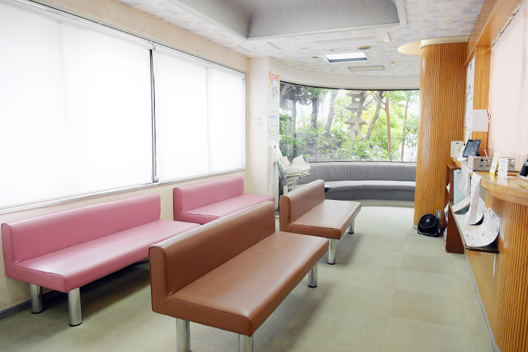 田中整形外科 大田区 バリアフリー設計で、広々とした待合室