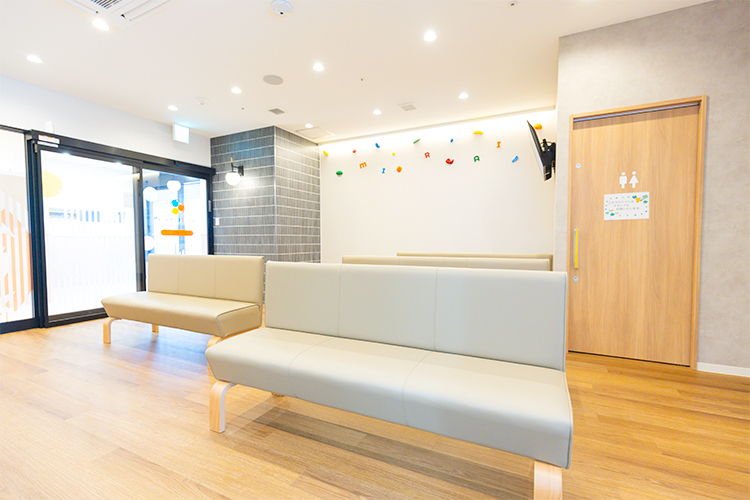 平井みらいこどもクリニック 江戸川区 院内は広々としており、ベビーカーでの来院も可能