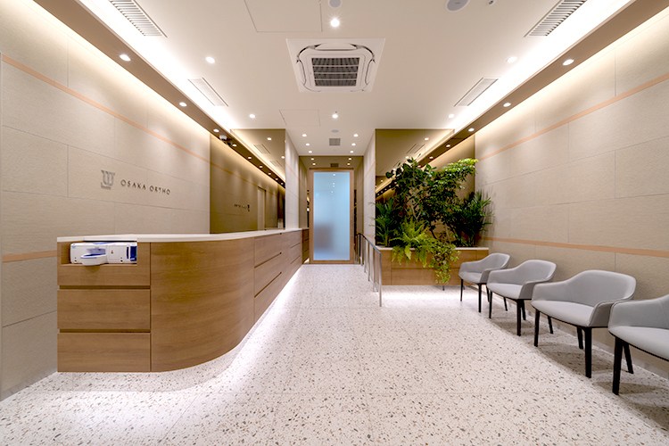 矯正歯科医院大阪オルソ 大阪市北区 待合室は落ち着いた洗練された空間