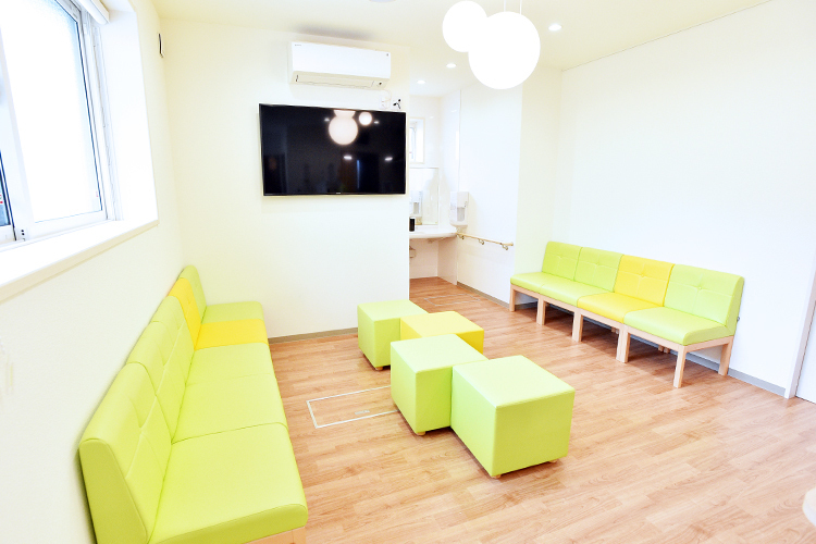 松山眼科クリニック 四條畷市 明るくリラックスできる待合室