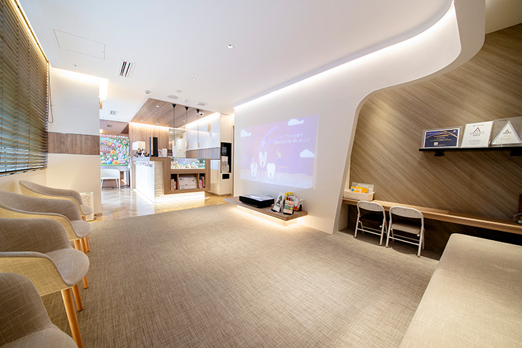 センター北駅前歯科 横浜市都筑区 広々とした院内。キッズスペースも完備