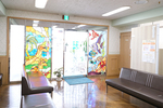 くさかり小児科 所沢市 かわいらしいステンドグラスのある待合室