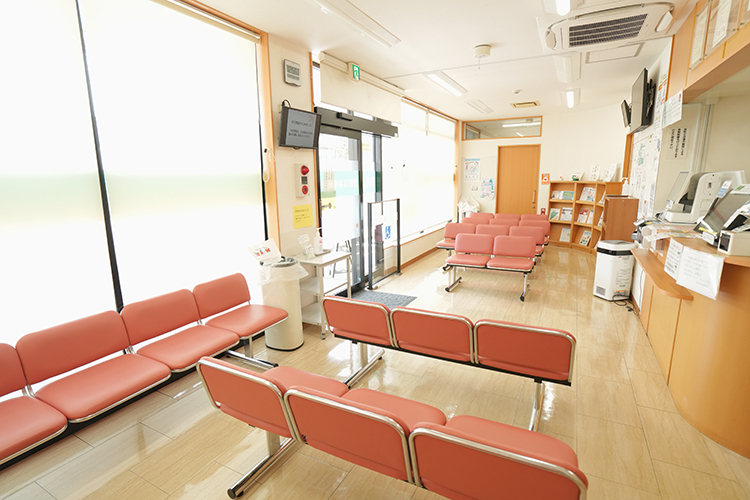 菅野耳鼻咽喉科 川崎市宮前区 広々とした待合室。日の光が入り明るい雰囲気