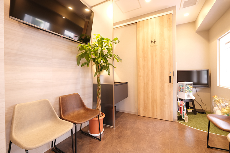 あおたに歯科 神戸市中央区 木目とブラウンを基調とした温かみのある待合室