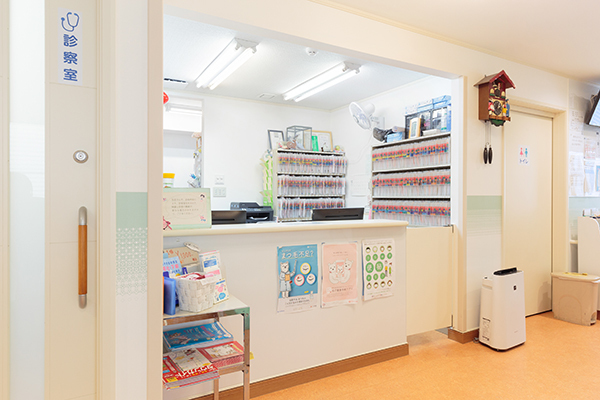 青い鳥クリニック 芦屋市 丁寧な受付スタッフが出迎えてくれる