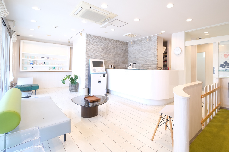 志津ココロ歯科・矯正歯科 佐倉市 日の光が差し込み、明るく落ち着いた雰囲気の待合室