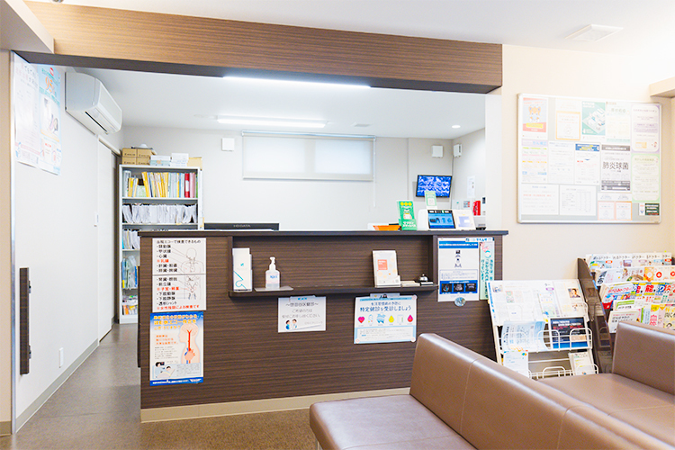 ひらくクリニック 世田谷区 ウッディーな色合いの中に温もりを感じる受付