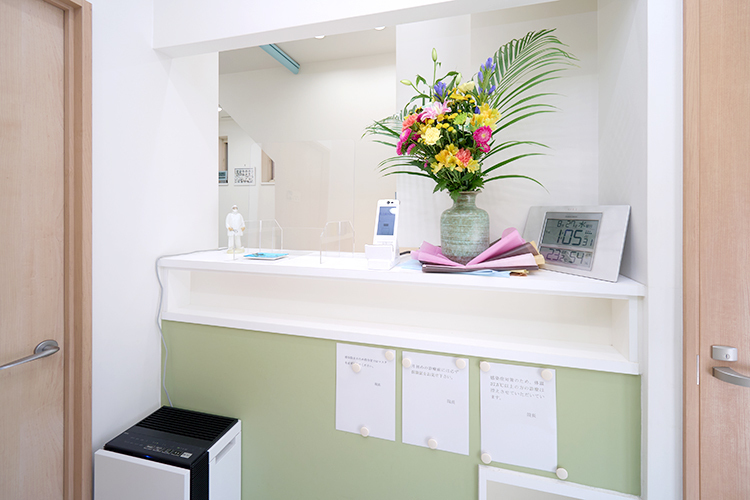 足立歯科医院 世田谷区 受付を筆頭に、院内は明るく華やかな雰囲気