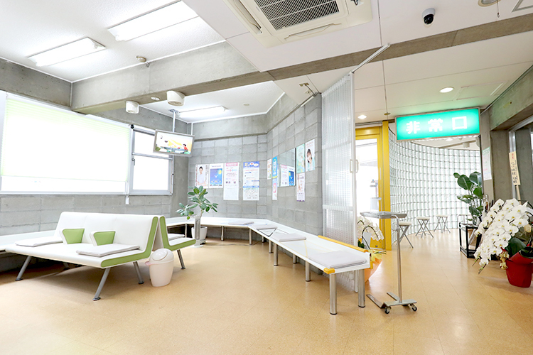 じんないクリニック 茨木市 広々とした光の差し込む待合室