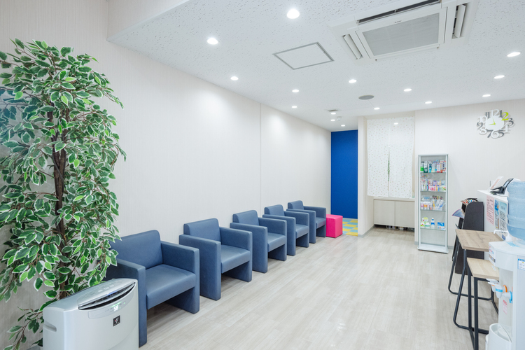 松山デンタルクリニック 松山市 白を基調とした清潔感のある待合室