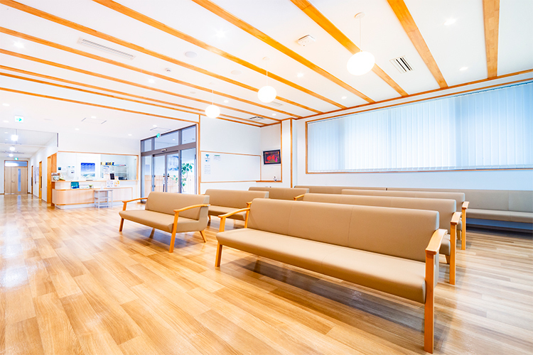 もりわき整形外科クリニック 境港市 待合室は温かみのある木を基調に、ゆったりリラックスできる空間