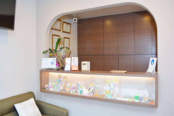 さくら歯科医院 大阪市生野区 院内は日の光が入り落ち着いた雰囲気だ