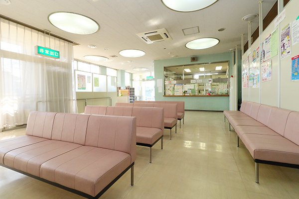 東大阪市荒本平和診療所 東大阪市 広い待合室には幅広い年齢層の患者が集う