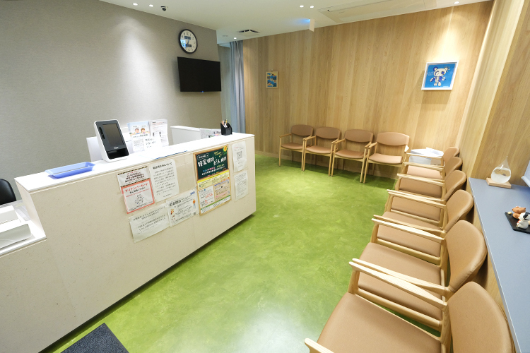 永田内科胃腸内科医院 北九州市門司区 清潔で温かみのある待合室