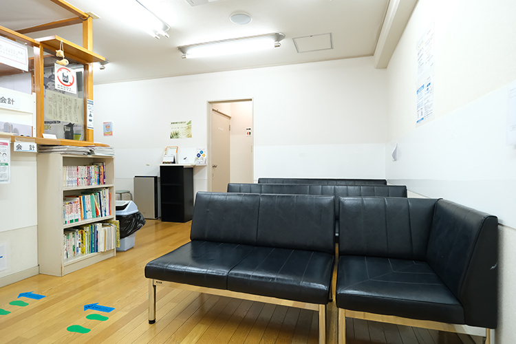 砂田医院 箕面市 落ち着いた雰囲気の待合室
