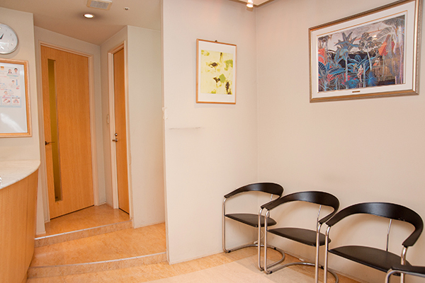 愛宕デンタルオフィス 港区 明るく温かみのある待合室