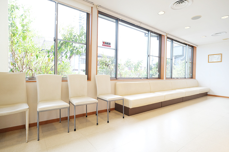 はらデンタルクリニック 所沢市 自然光がたっぷり差し込む、開放感のある待合スペース