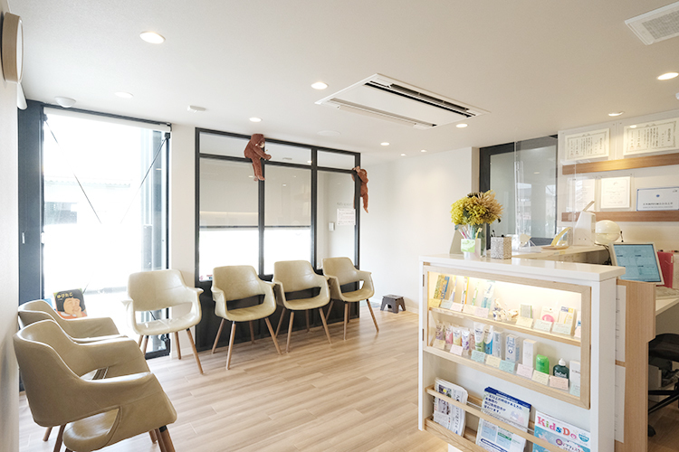 でぐち歯科・こども歯科 北九州市八幡西区 光が差し込む穏やかな雰囲気の待合室