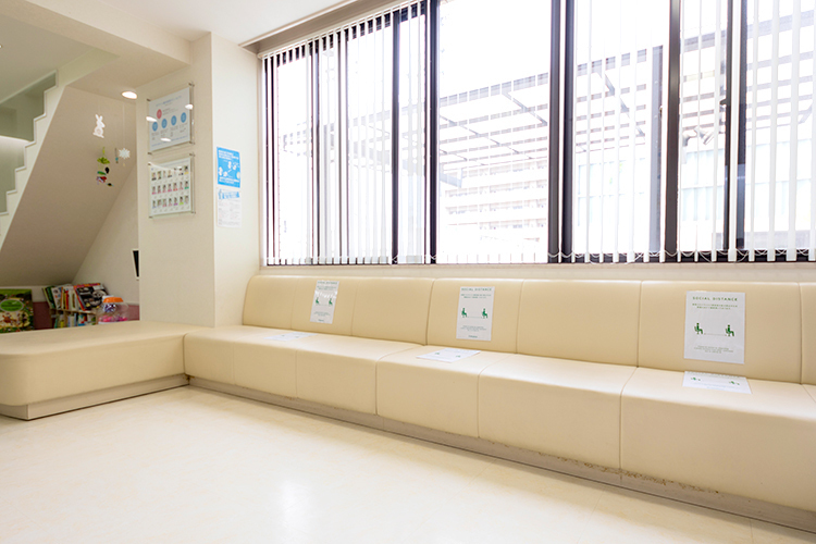 ホワイト歯科医院 坂出市 陽の光が差し込む、明るい待合室