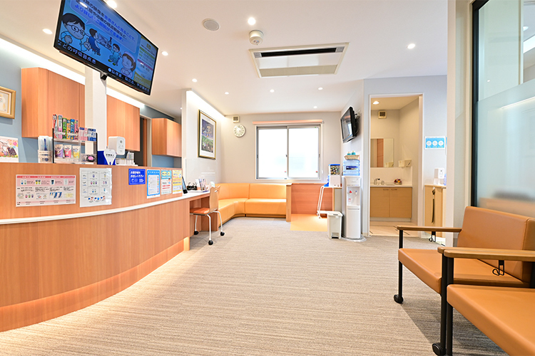 光安歯科 足立区 暖色系でまとめられた明るく広々とした院内