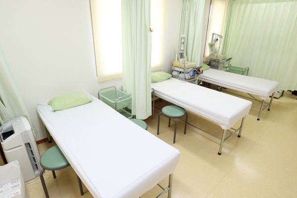 羽賀糖尿病・甲状腺内科 愛西市 緑の処置室は安らぎの空間