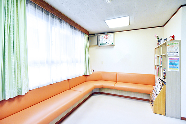 ひびきクリニック 大阪市城東区 清潔感と落ち着きを兼ね備えた待合室