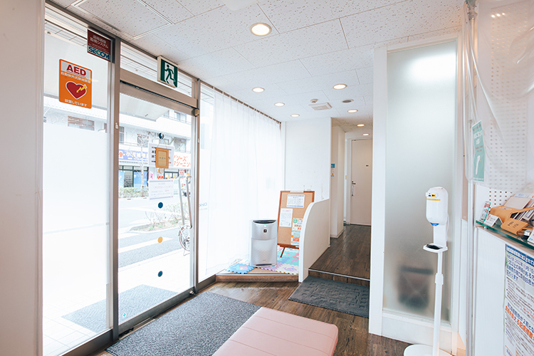 むかえだ歯科クリニック 江戸川区 院内は陽光が差し込み、明るく開放感のある雰囲気