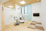 Ohana Dental Clinic 日進市 診療室は半個室設計、プライバシーに配慮した番号案内を採用