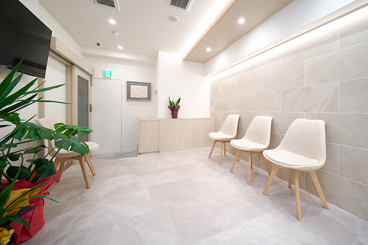 飯田橋IB歯科 千代田区 オフホワイトを基調に木のぬくもりが感じられる院内