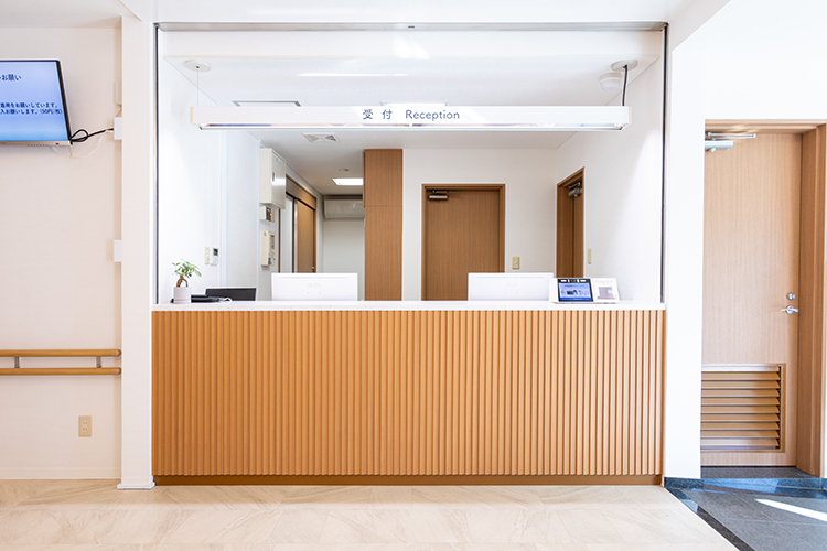 中村脳神経外科クリニック 福岡市城南区 入ってすぐの受付ではスタッフが明るい笑顔で出迎える